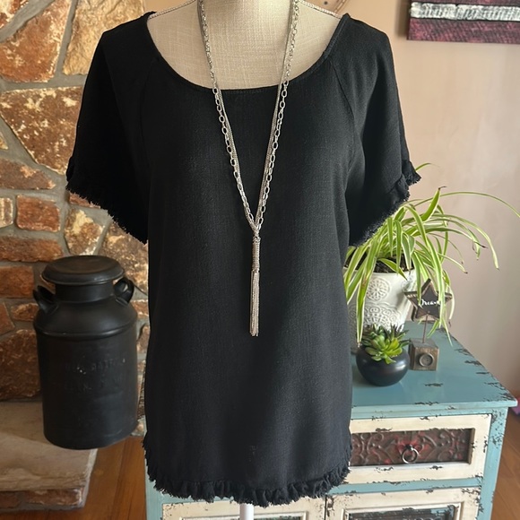 Umgee Tops - WOMEN’S Umgee Fringe Sleeve Floral Lace Back T-shirt Size Large Black